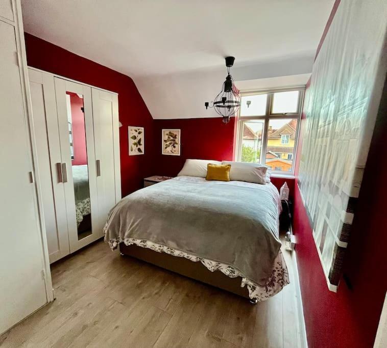 Entire 3 Bed House Weybridge Brooklands, London Villa Byfleet Eksteriør billede