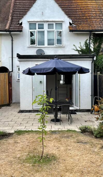 Entire 3 Bed House Weybridge Brooklands, London Villa Byfleet Eksteriør billede
