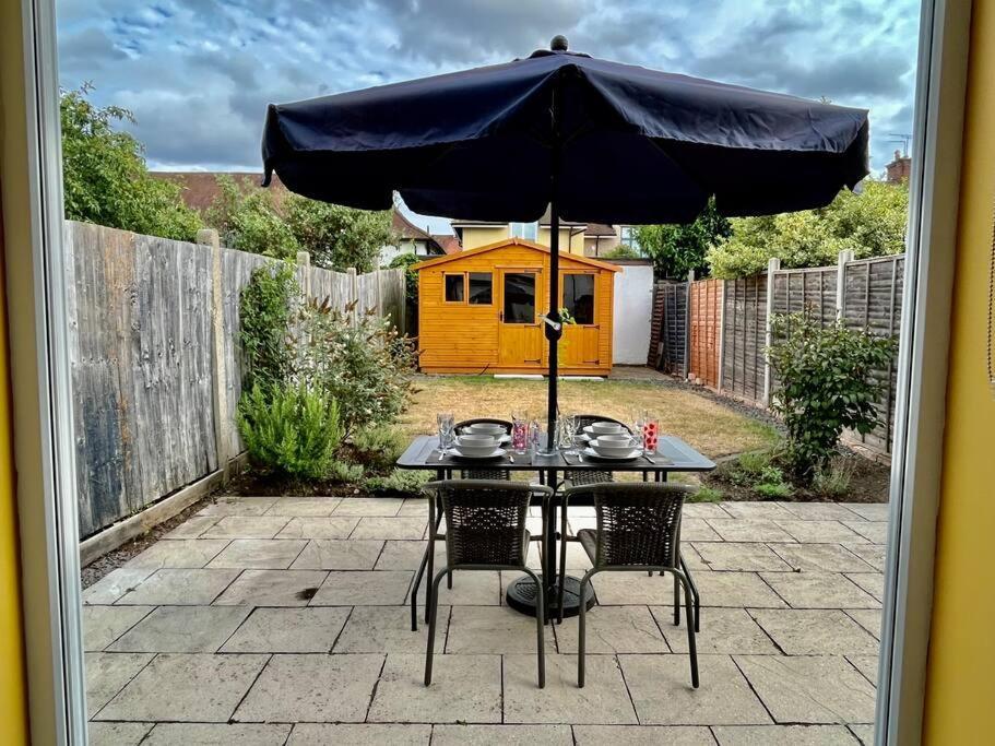 Entire 3 Bed House Weybridge Brooklands, London Villa Byfleet Eksteriør billede