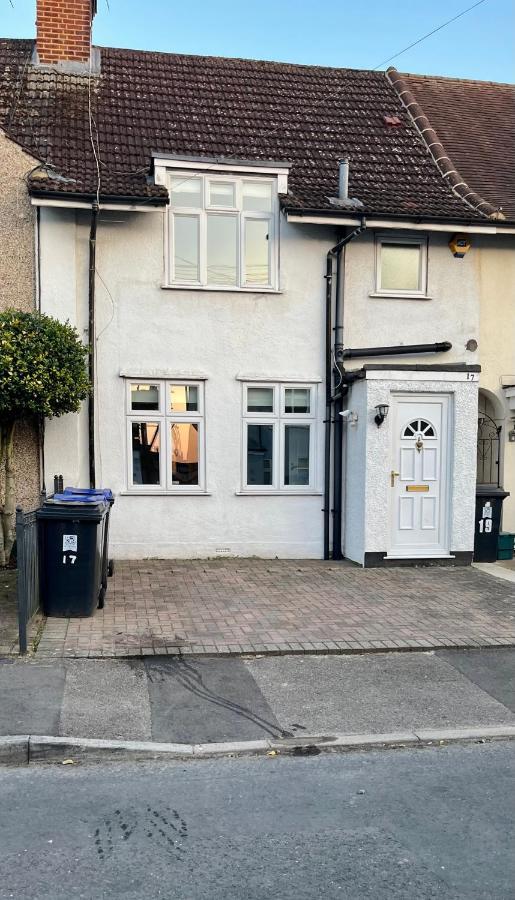 Entire 3 Bed House Weybridge Brooklands, London Villa Byfleet Eksteriør billede