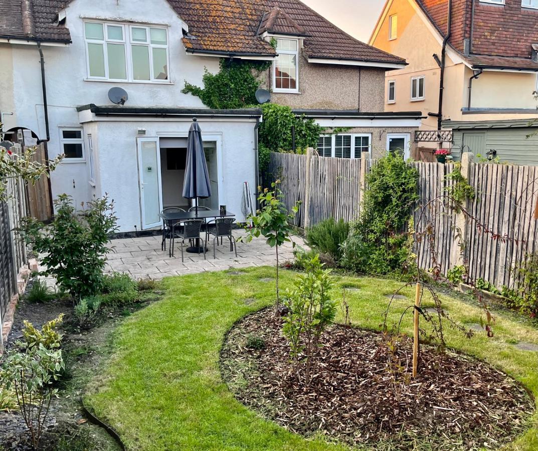 Entire 3 Bed House Weybridge Brooklands, London Villa Byfleet Eksteriør billede